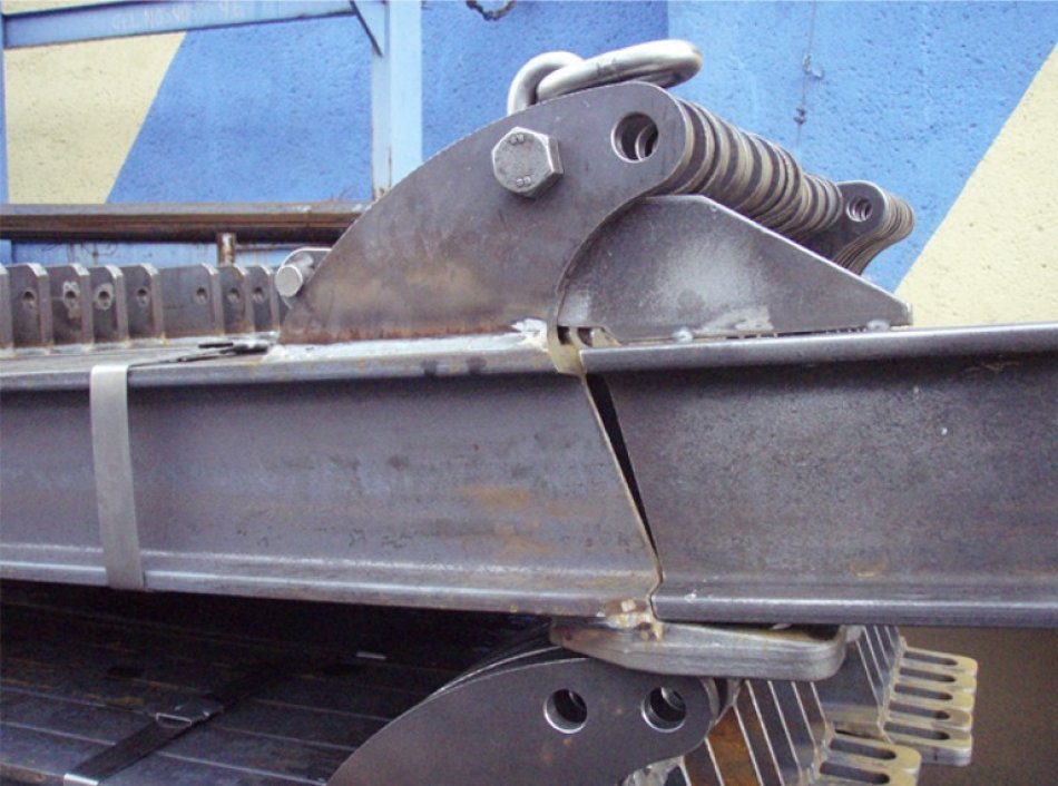 Pohyblivý spoj sekcí